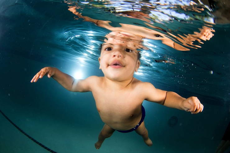 Illustration de l'article : Il photographie des bébés sous l'eau pour la bonne cause