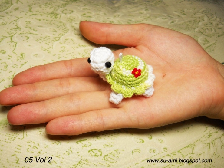 Illustration de l'article : Avec sa famille, il réalise des animaux miniatures aux crochets SUPER mignons !