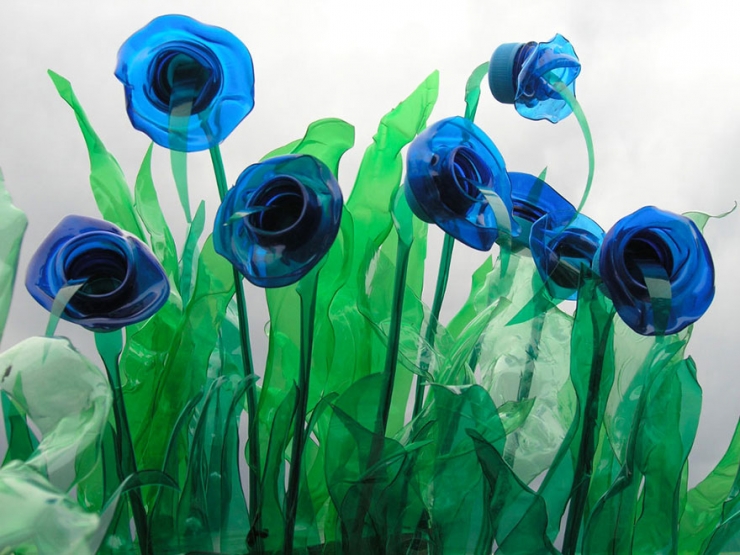 Illustration de l'article : Elle crée de superbes objets à partir de simples bouteilles en plastique