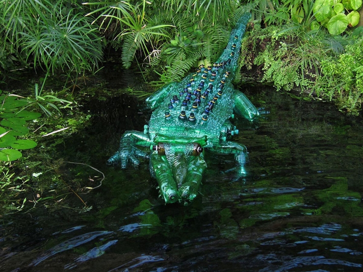 Illustration de l'article : Elle crée de superbes objets à partir de simples bouteilles en plastique
