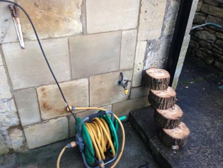 Illustration de l'article : Un arbre tombe dans sa cour et ce qu'il va construire pour son chat est excellent ! Un g&eacute;nie !