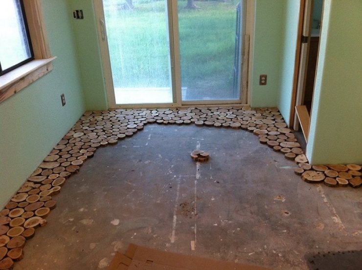 Illustration de l'article : Il se construit un sol magnifique avec des rondelles de bois de chauffage ! Une id&eacute;e de g&eacute;nie !