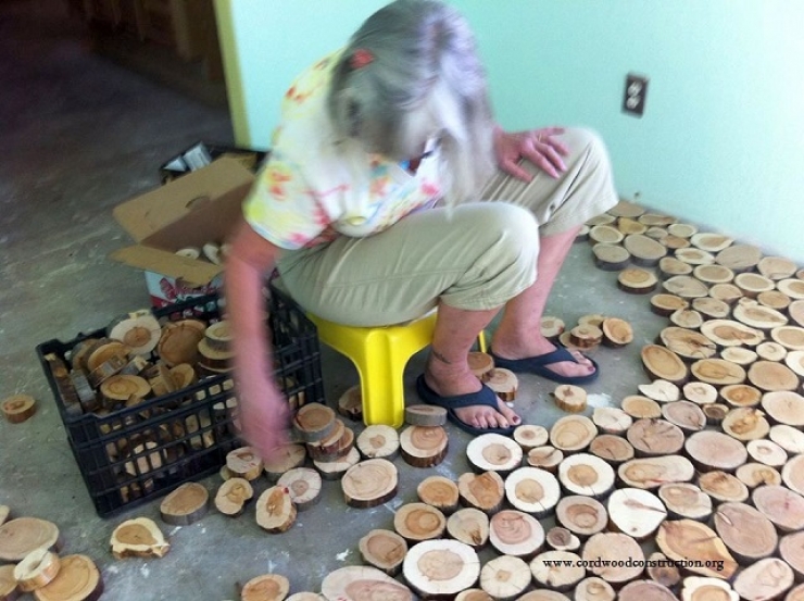 Illustration de l'article : Il se construit un sol magnifique avec des rondelles de bois de chauffage ! Une id&eacute;e de g&eacute;nie !