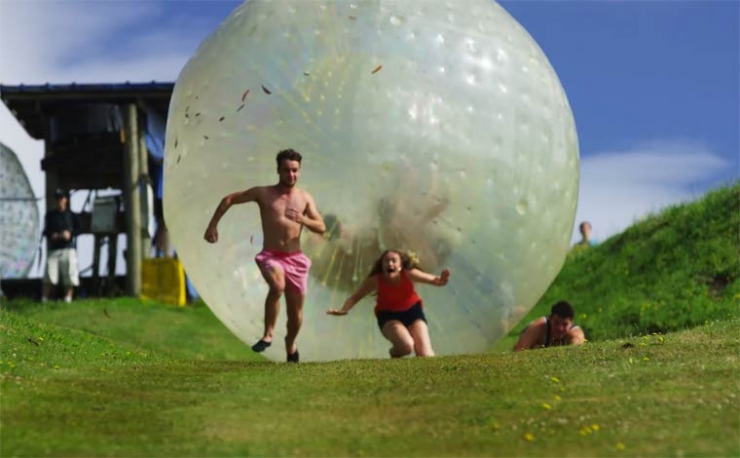Illustration de l'article : Ces personnes aiment se faire écraser par une boule gonflable, à l'image d'Indiana Jones