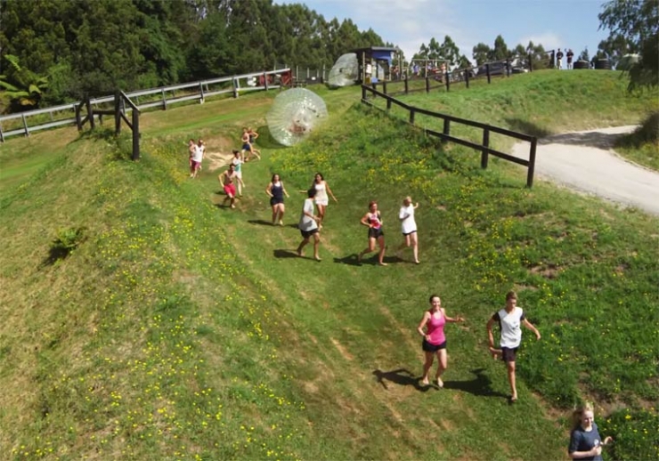 Illustration de l'article : Ces personnes aiment se faire écraser par une boule gonflable, à l'image d'Indiana Jones