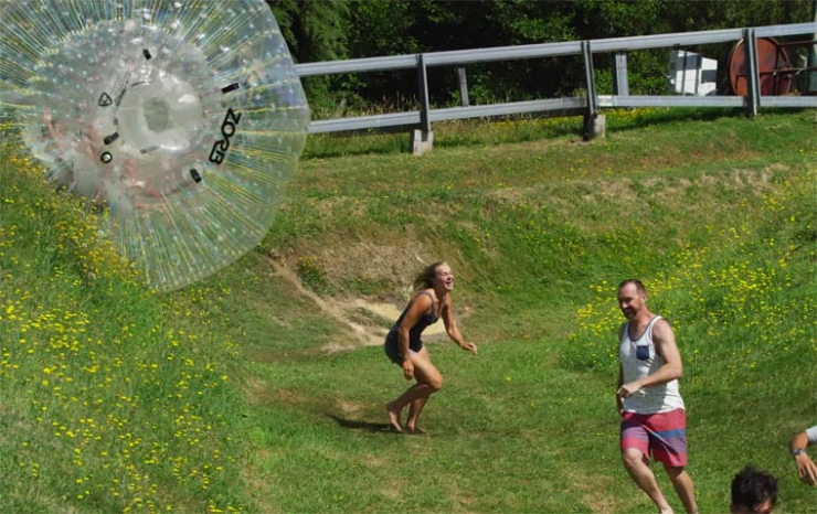 Illustration de l'article : Ces personnes aiment se faire écraser par une boule gonflable, à l'image d'Indiana Jones
