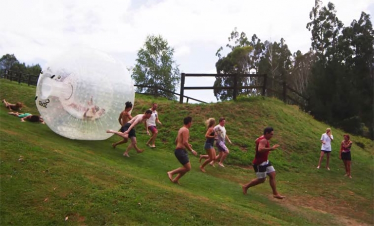 Illustration de l'article : Ces personnes aiment se faire écraser par une boule gonflable, à l'image d'Indiana Jones