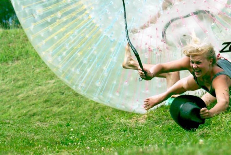Illustration de l'article : Ces personnes aiment se faire écraser par une boule gonflable, à l'image d'Indiana Jones