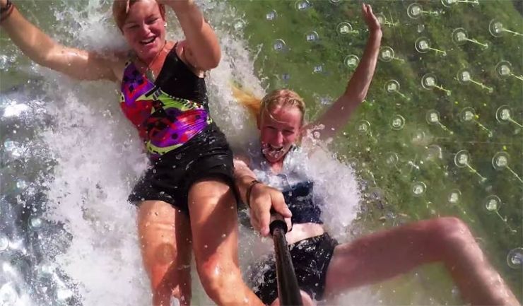 Illustration de l'article : Ces personnes aiment se faire écraser par une boule gonflable, à l'image d'Indiana Jones