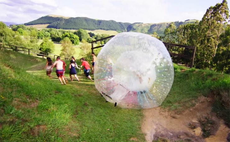 Illustration de l'article : Ces personnes aiment se faire écraser par une boule gonflable, à l'image d'Indiana Jones