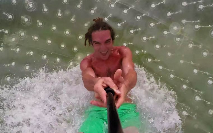 Illustration de l'article : Ces personnes aiment se faire &eacute;craser par une boule gonflable, &agrave; l'image d'Indiana Jones