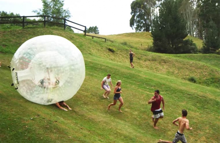 Illustration de l'article : Ces personnes aiment se faire écraser par une boule gonflable, à l'image d'Indiana Jones