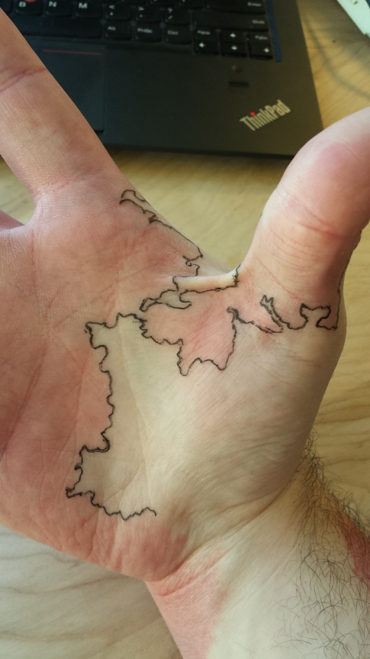 Illustration de l'article : Il dessine des îles et des côtes sur son bras pour une bonne raison