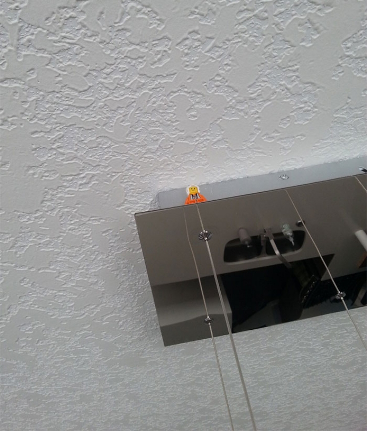 Illustration de l'article : Sa compagne lui interdit la d&eacute;co geek &agrave; la maison. Il a quand-m&ecirc;me trouv&eacute; le moyen de contourner cette "loi"