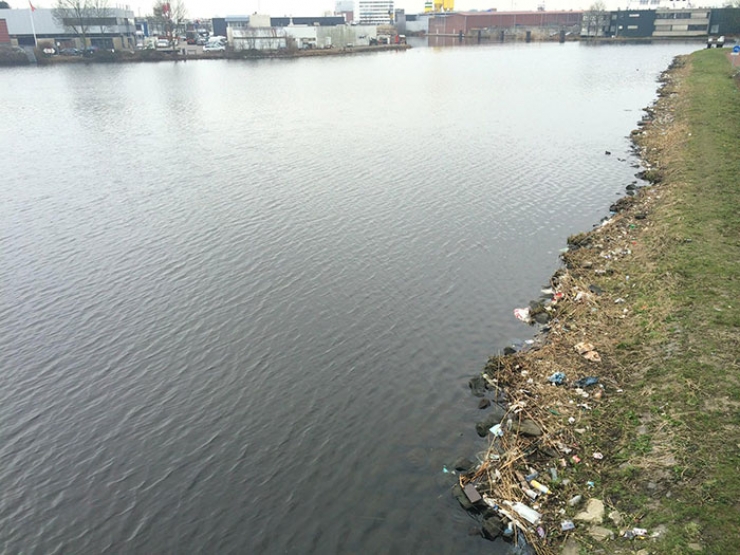 Illustration de l'article : D&eacute;gout&eacute; par tous les d&eacute;chets qui se trouvent au bord de cette rivi&egrave;re, il se lance un magnifique d&eacute;fi !