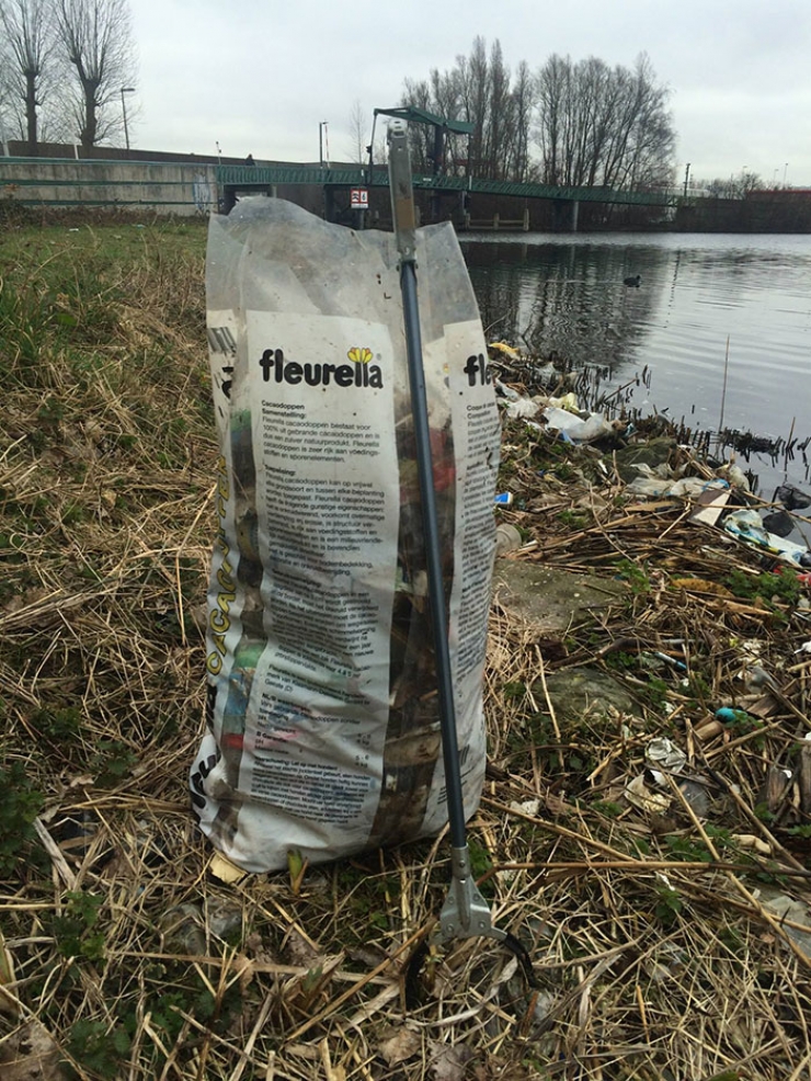Illustration de l'article : D&eacute;gout&eacute; par tous les d&eacute;chets qui se trouvent au bord de cette rivi&egrave;re, il se lance un magnifique d&eacute;fi !