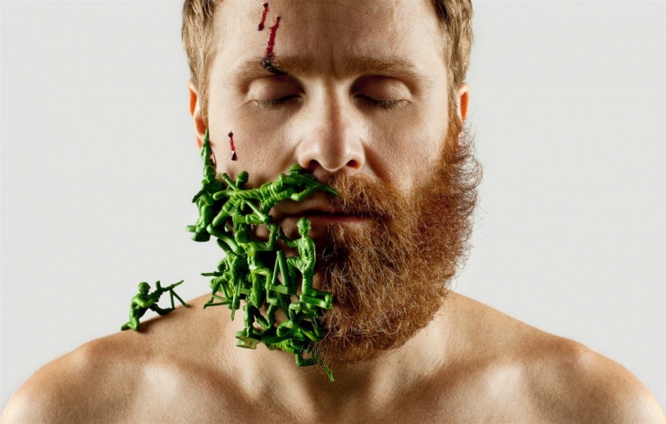 Illustration de l'article : Il ne rase que la moitié de sa barbe pour créer d'amusantes photos