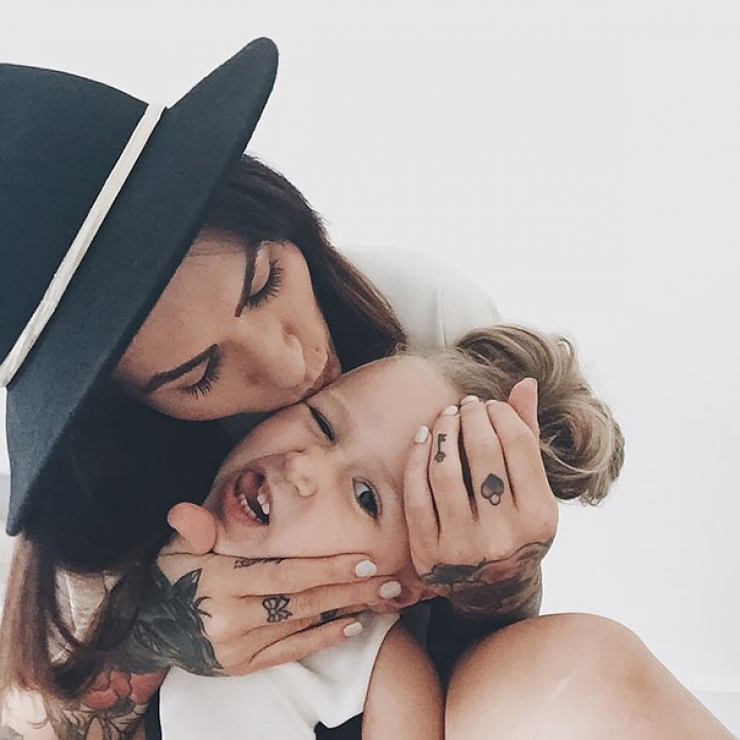 Illustration de l'article : Ces bébés qui prennent la pose près de leurs parents tatoués... Magnifiques ces clichés !