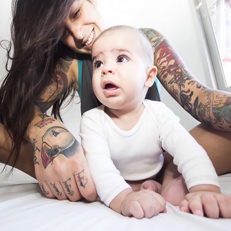 Illustration de l'article : Ces bébés qui prennent la pose près de leurs parents tatoués... Magnifiques ces clichés !