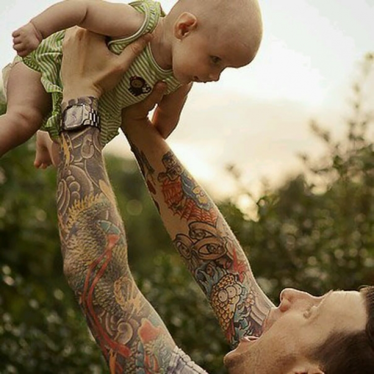 Illustration de l'article : Ces bébés qui prennent la pose près de leurs parents tatoués... Magnifiques ces clichés !