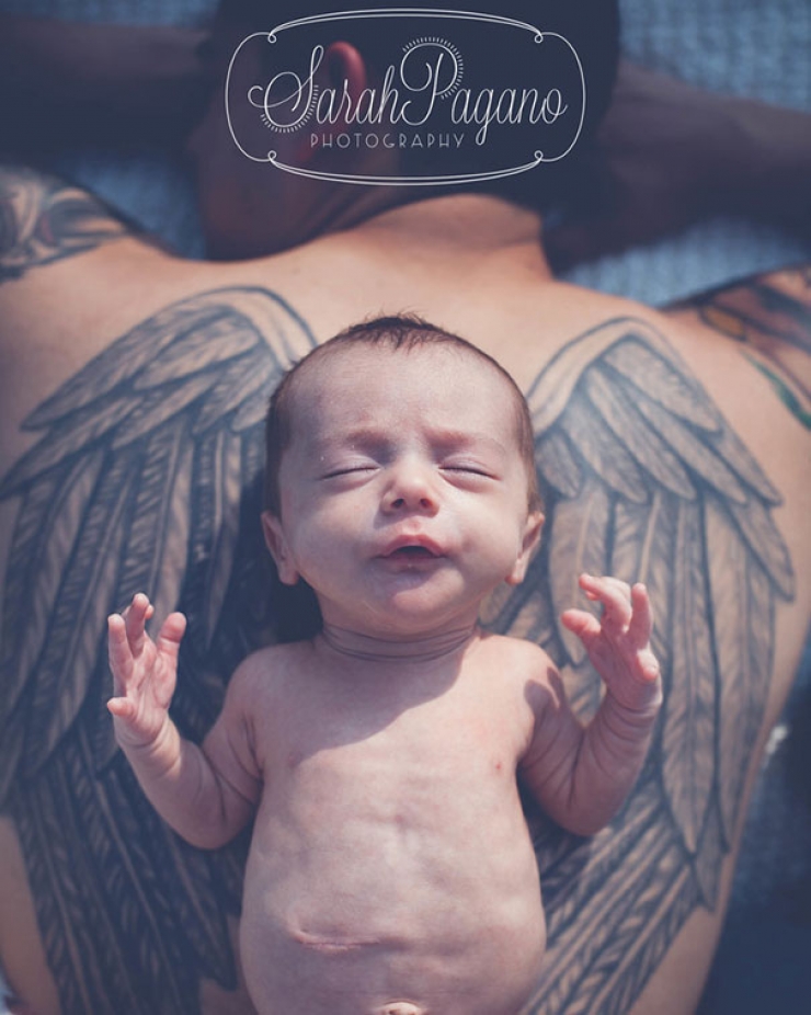 Illustration de l'article : Ces bébés qui prennent la pose près de leurs parents tatoués... Magnifiques ces clichés !