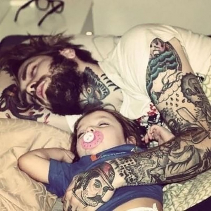 Illustration de l'article : Ces bébés qui prennent la pose près de leurs parents tatoués... Magnifiques ces clichés !