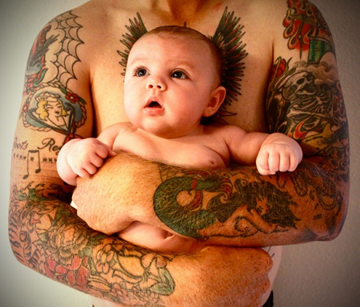 Illustration de l'article : Ces bébés qui prennent la pose près de leurs parents tatoués... Magnifiques ces clichés !
