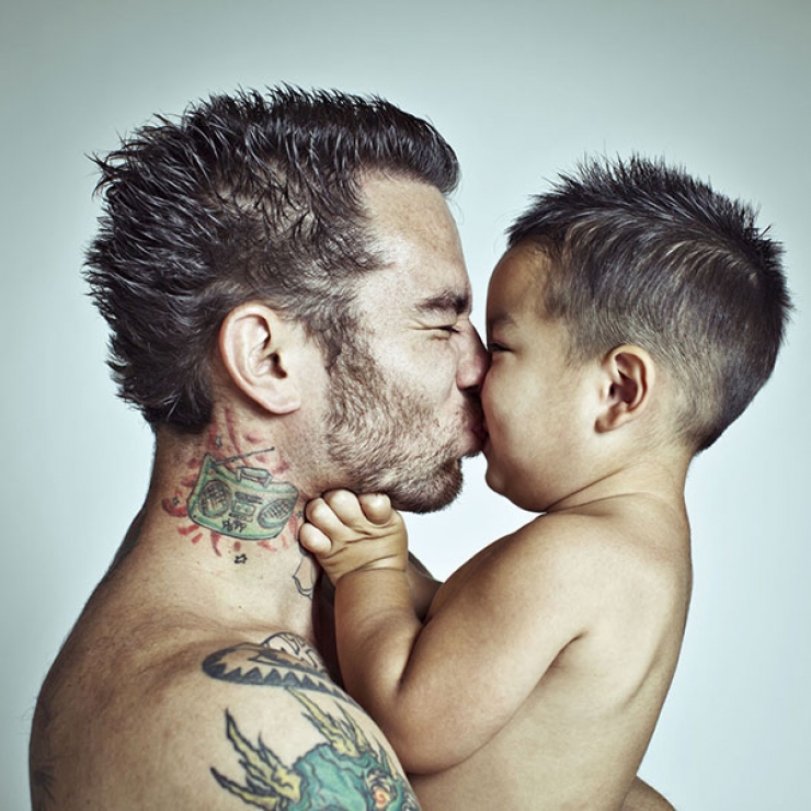 Illustration de l'article : Ces bébés qui prennent la pose près de leurs parents tatoués... Magnifiques ces clichés !