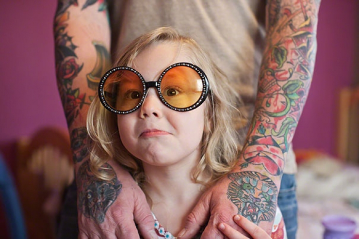 Illustration de l'article : Ces bébés qui prennent la pose près de leurs parents tatoués... Magnifiques ces clichés !