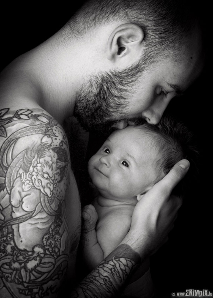 Illustration de l'article : Ces bébés qui prennent la pose près de leurs parents tatoués... Magnifiques ces clichés !