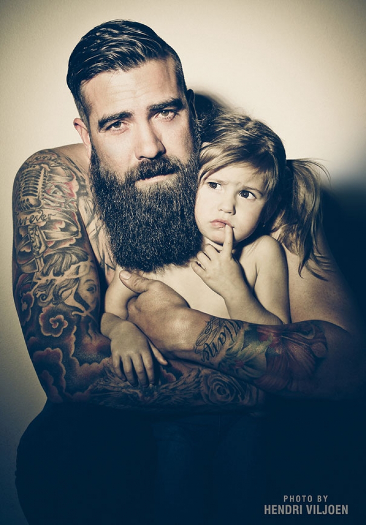 Illustration de l'article : Ces bébés qui prennent la pose près de leurs parents tatoués... Magnifiques ces clichés !