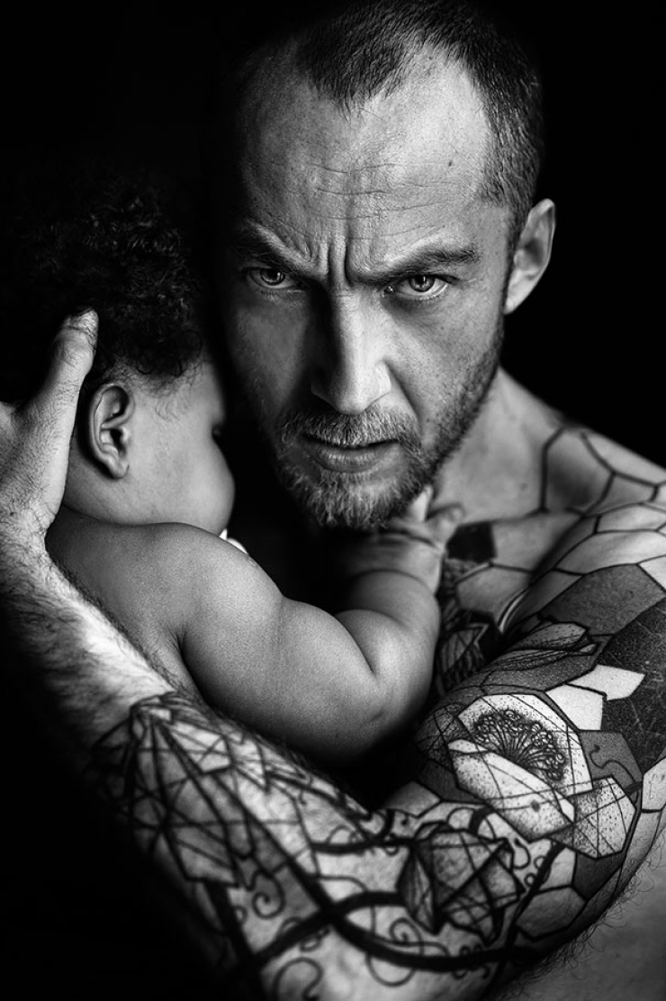 Illustration de l'article : Ces bébés qui prennent la pose près de leurs parents tatoués... Magnifiques ces clichés !
