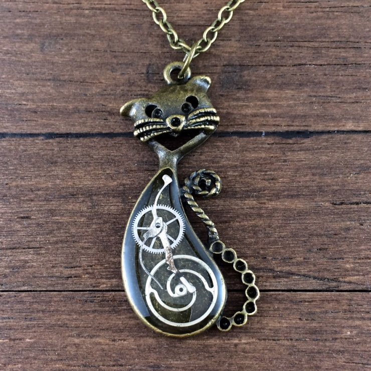 Illustration de l'article : Des bijoux r&eacute;alis&eacute;s avec de vieilles pi&egrave;ces de montres ! Belle originalit&eacute;...