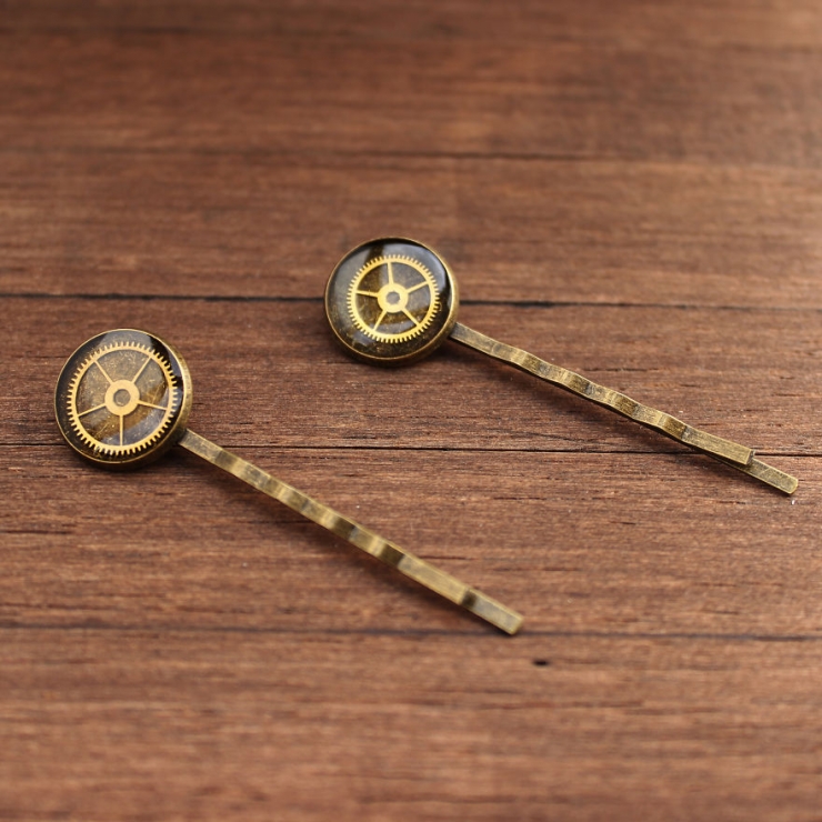 Illustration de l'article : Des bijoux r&eacute;alis&eacute;s avec de vieilles pi&egrave;ces de montres ! Belle originalit&eacute;...