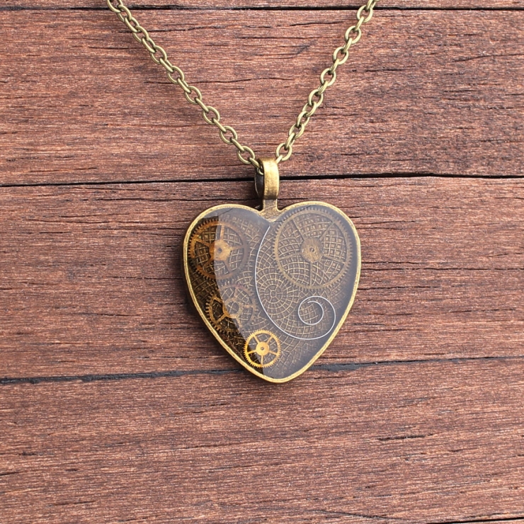 Illustration de l'article : Des bijoux r&eacute;alis&eacute;s avec de vieilles pi&egrave;ces de montres ! Belle originalit&eacute;...