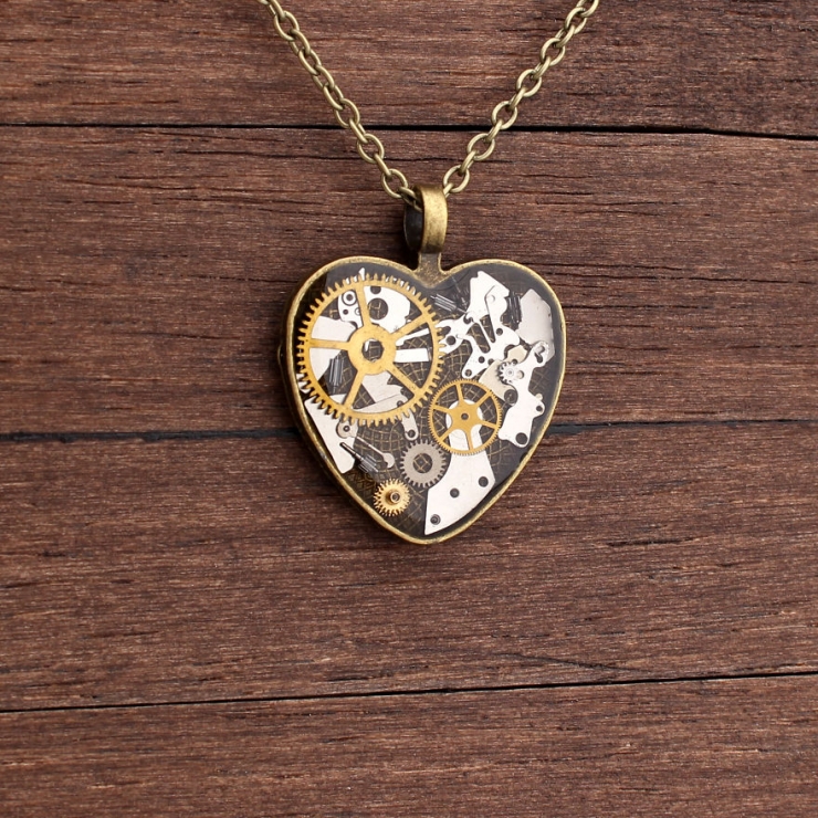 Illustration de l'article : Des bijoux r&eacute;alis&eacute;s avec de vieilles pi&egrave;ces de montres ! Belle originalit&eacute;...