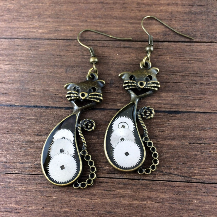 Illustration de l'article : Des bijoux r&eacute;alis&eacute;s avec de vieilles pi&egrave;ces de montres ! Belle originalit&eacute;...