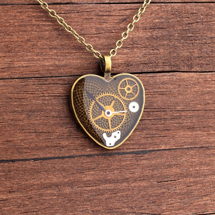 Illustration de l'article : Des bijoux r&eacute;alis&eacute;s avec de vieilles pi&egrave;ces de montres ! Belle originalit&eacute;...