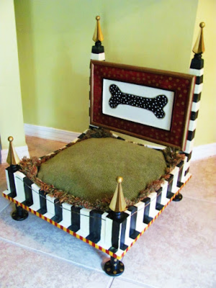 Illustration de l'article : 12 lits pour chiens fabriqu&eacute;s &agrave; partir de petites tables ! Ca peut vous donner des id&eacute;es...