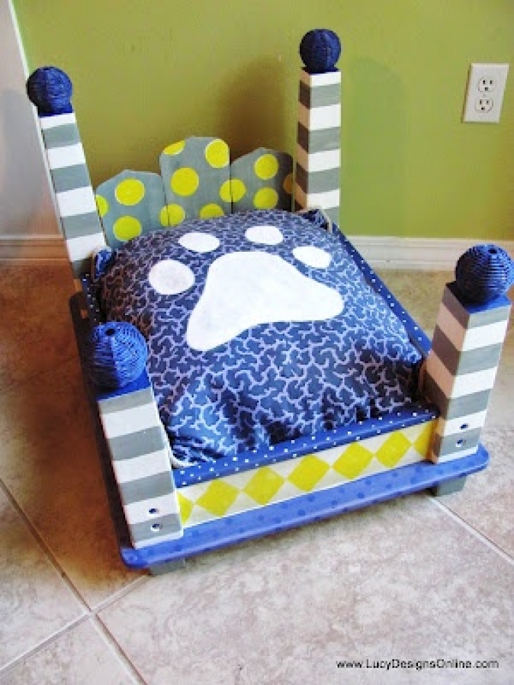 Illustration de l'article : 12 lits pour chiens fabriqu&eacute;s &agrave; partir de petites tables ! Ca peut vous donner des id&eacute;es...