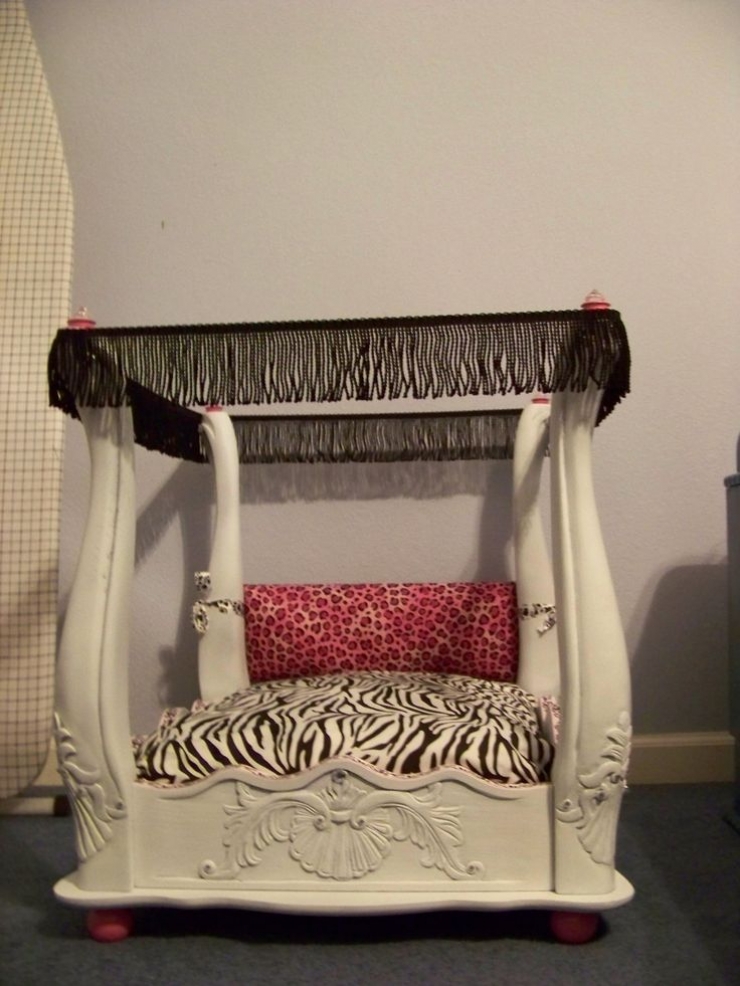 Illustration de l'article : 12 lits pour chiens fabriqu&eacute;s &agrave; partir de petites tables ! Ca peut vous donner des id&eacute;es...