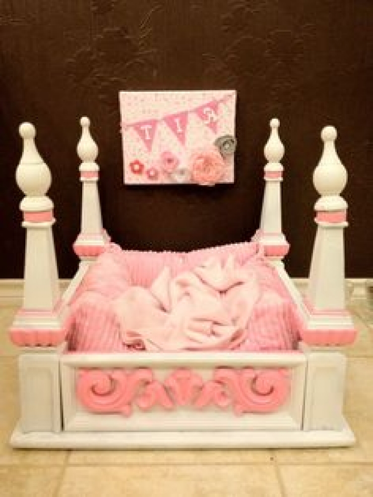 Illustration de l'article : 12 lits pour chiens fabriqu&eacute;s &agrave; partir de petites tables ! Ca peut vous donner des id&eacute;es...