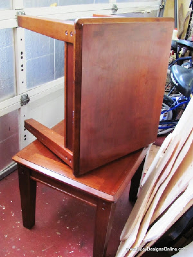 Illustration de l'article : 12 lits pour chiens fabriqu&eacute;s &agrave; partir de petites tables ! Ca peut vous donner des id&eacute;es...