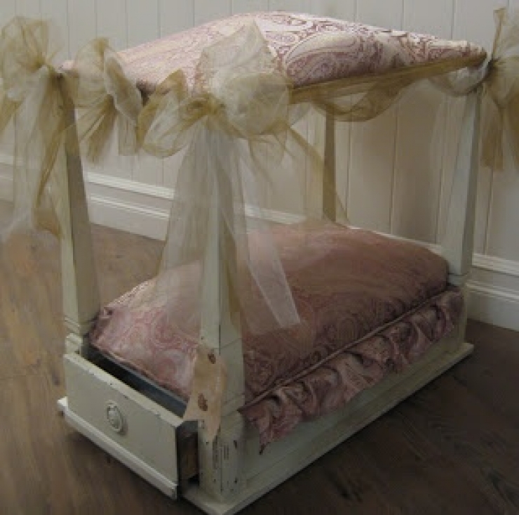 Illustration de l'article : 12 lits pour chiens fabriqu&eacute;s &agrave; partir de petites tables ! Ca peut vous donner des id&eacute;es...