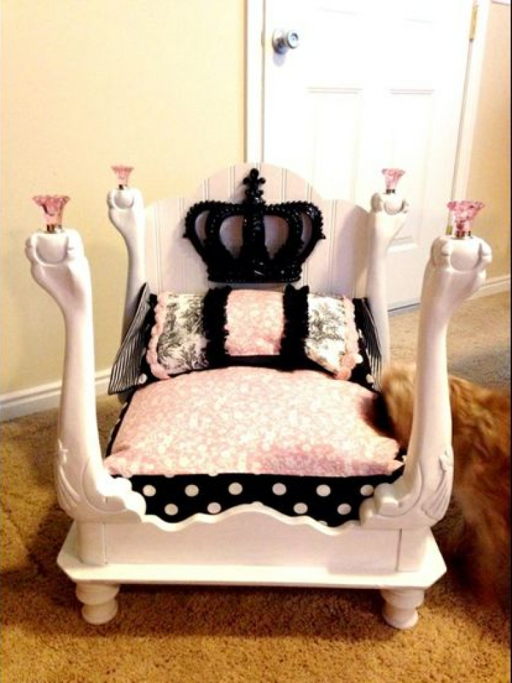 Illustration de l'article : 12 lits pour chiens fabriqu&eacute;s &agrave; partir de petites tables ! Ca peut vous donner des id&eacute;es...