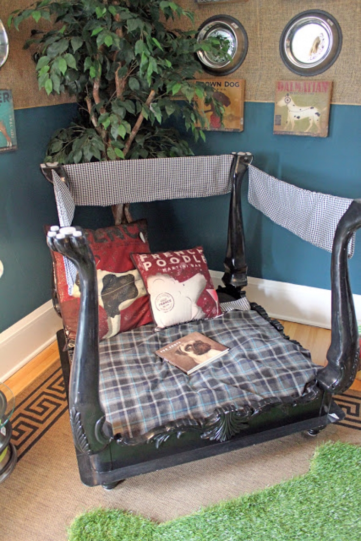 Illustration de l'article : 12 lits pour chiens fabriqu&eacute;s &agrave; partir de petites tables ! Ca peut vous donner des id&eacute;es...