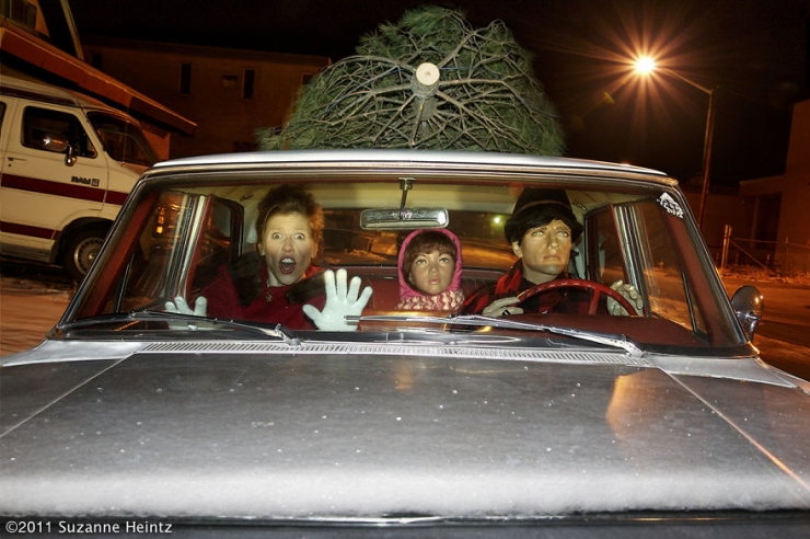 Illustration de l'article : Cette photographe pose avec sa fausse famille depuis 14 ans (26 photos)