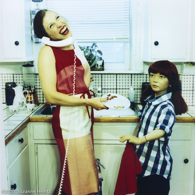 Illustration de l'article : Cette photographe pose avec sa fausse famille depuis 14 ans (26 photos)