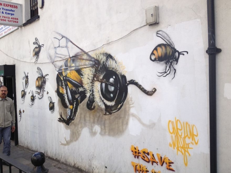 Illustration de l'article : Il pare les rues londoniennes de fresques peuplées d'abeilles pour attirer l'attention sur le danger qui les guette