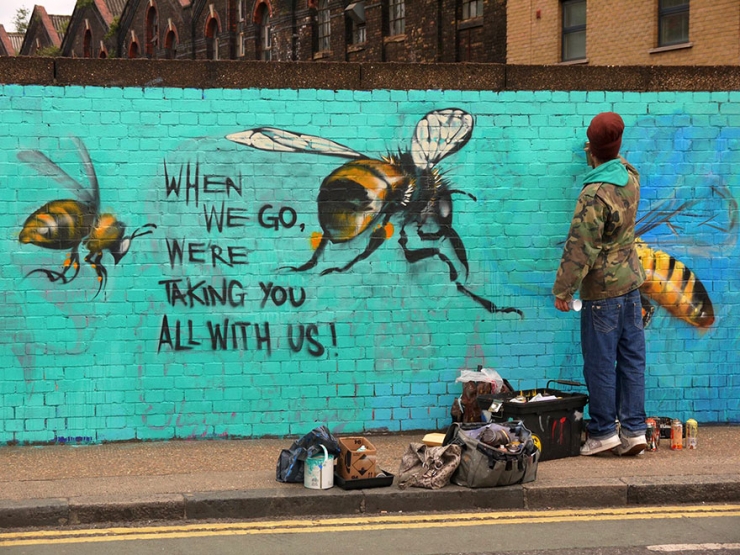 Illustration de l'article : Il pare les rues londoniennes de fresques peuplées d'abeilles pour attirer l'attention sur le danger qui les guette